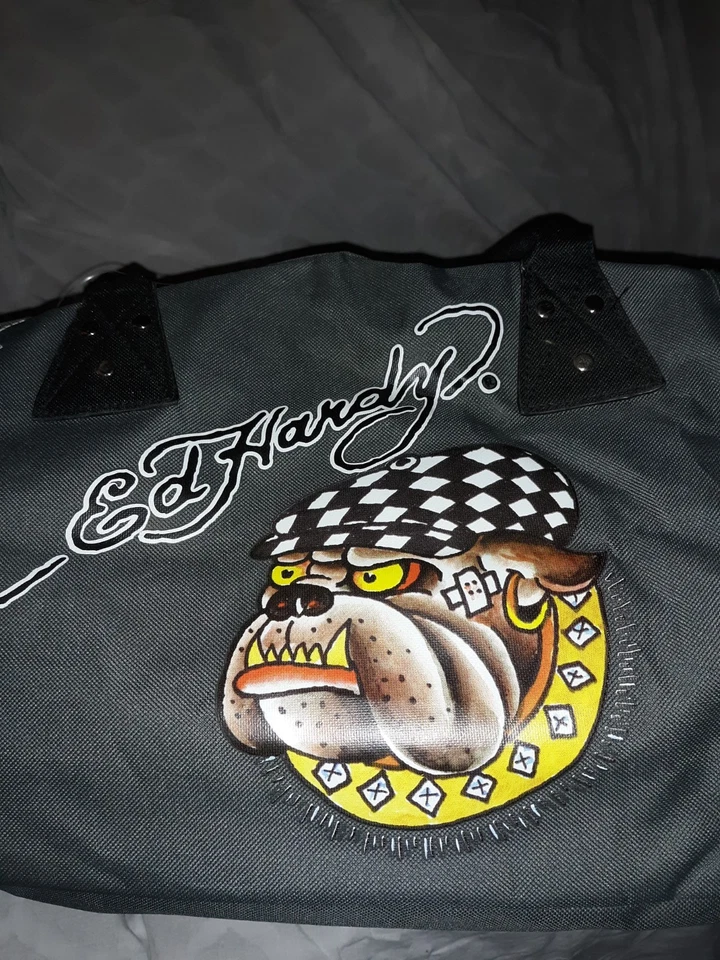 Ed Hardy, Bolso de Gimnasio Bulldog Inglés, NUEVO, Gris Verdoso con Correas Negras Foto 2 de 4