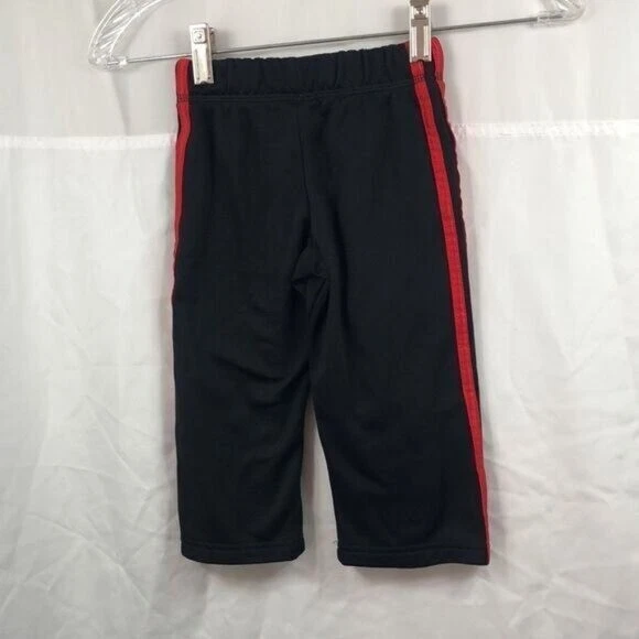 Pantalones deportivos Adidas para niños pequeños negros rojos 3 rayas Foto 4 de 4