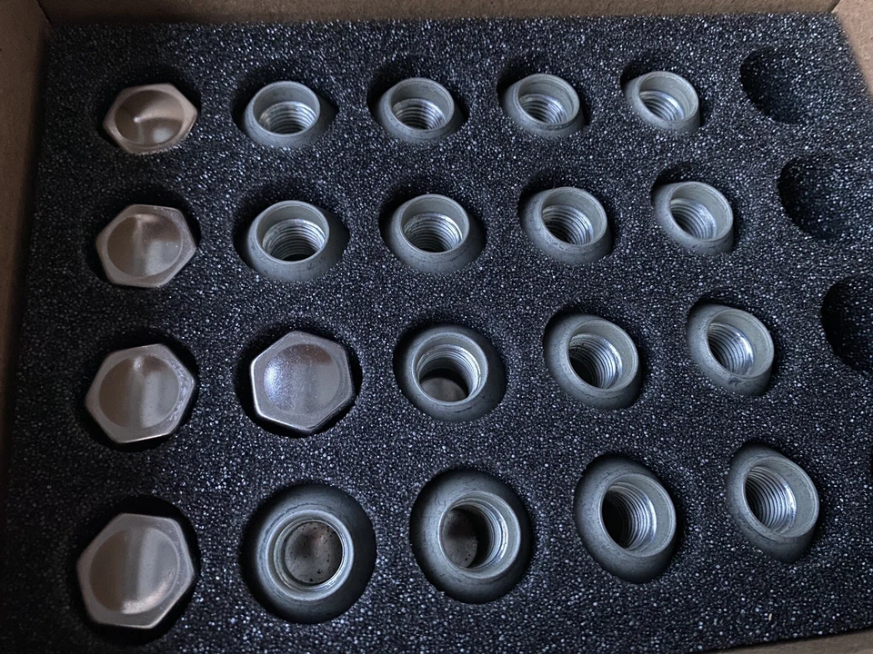 Land Rover Wheel Lug Nut 20 Piece Set. VPLCW0141. - Image 2 of 2