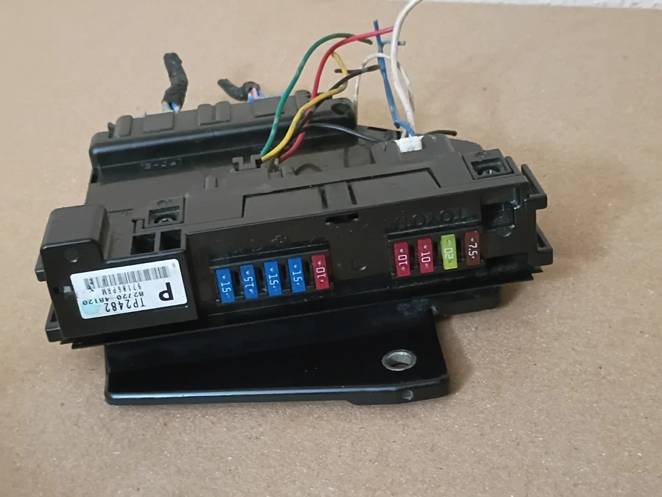 Bloque de conexiones Toyota Highlander 2011-2013 P/N 82720-48520 Foto 2 de 4