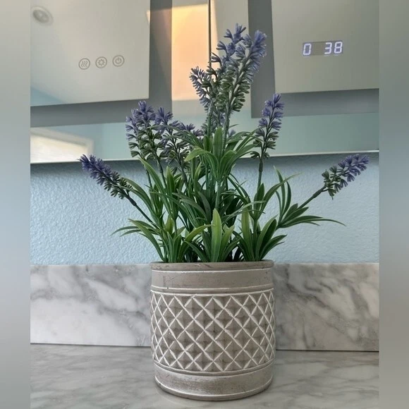 Maceta de interior/exterior con patrón lavado blanco planta lavanda artificial en maceta Foto 3 de 4