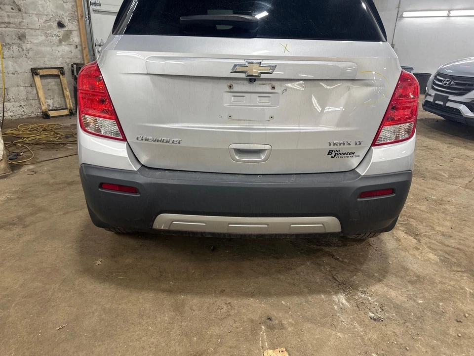 Used Rear Bumper Assembly Rear fits: 2015 Chevrolet Trax w/silver fascia insert - Imagem 2 de 4