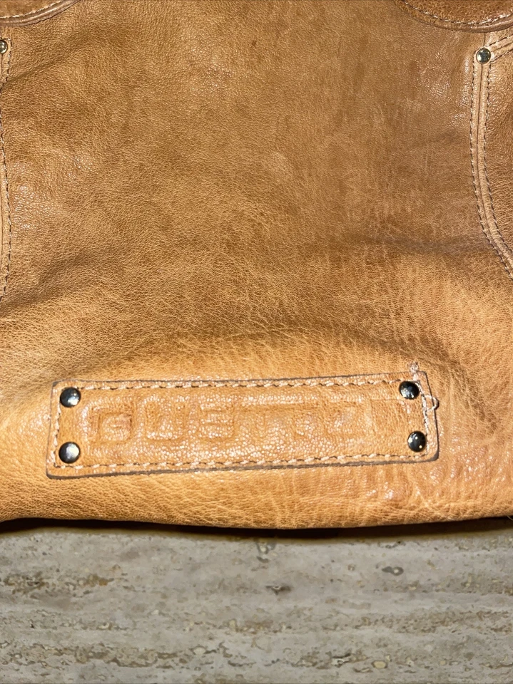 BOLSO DE MANO GUSTTO BOLSO DE CUERO TOSTADO COÑAC Botones Dorados 14x12x5” Foto 3 de 4