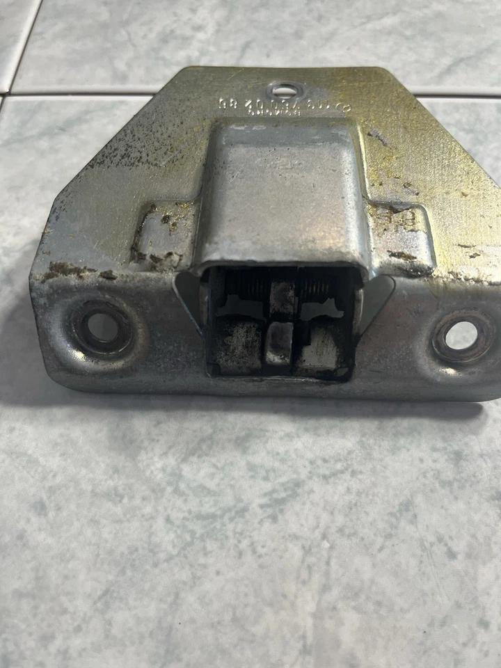 Cierre tapa maletero trasero 1137500285 85-91 mercedes-benz c107 300sl 500sl 560sl Foto 2 de 4