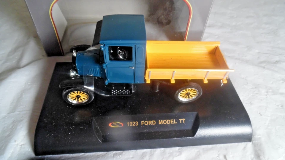 Signature Models 32309 1923 Die Cast Model TT Ford  NIB - Image 2 of 4