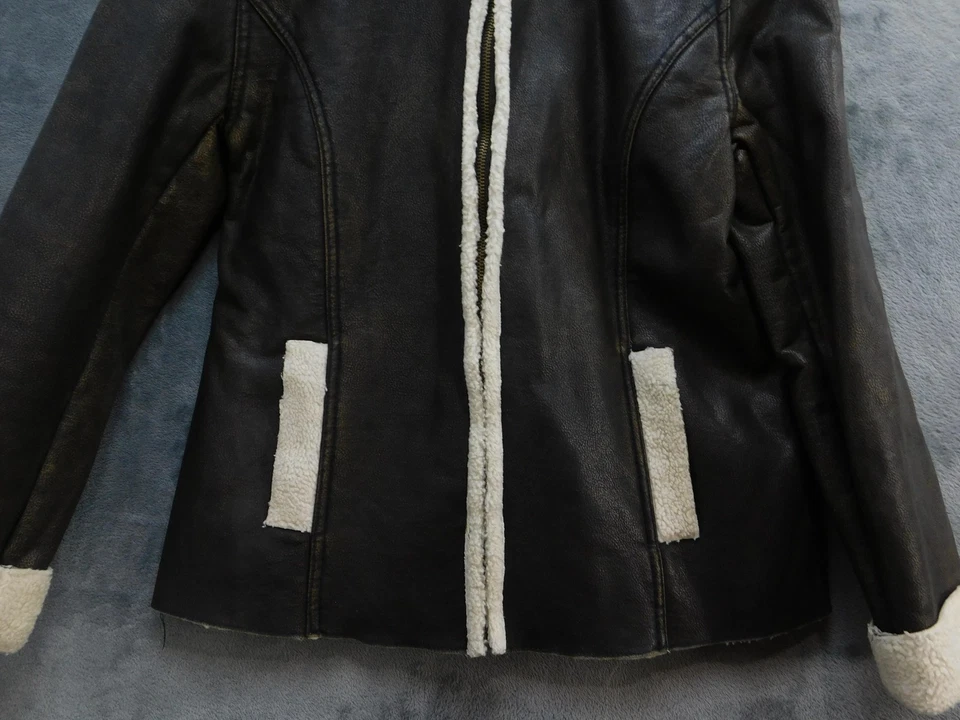 Chaqueta St. John's Bay para mujer mediana de cuero sintético forrada sherpa estilo piel de oveja Foto 3 de 4