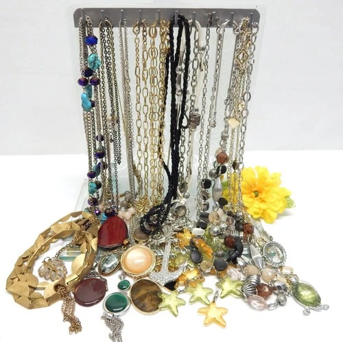 VINTAGE TO NOW FASHION/COSTUME/ CRAFT JEWELRY NECKLACE LOT,  MIXED MATERIALS