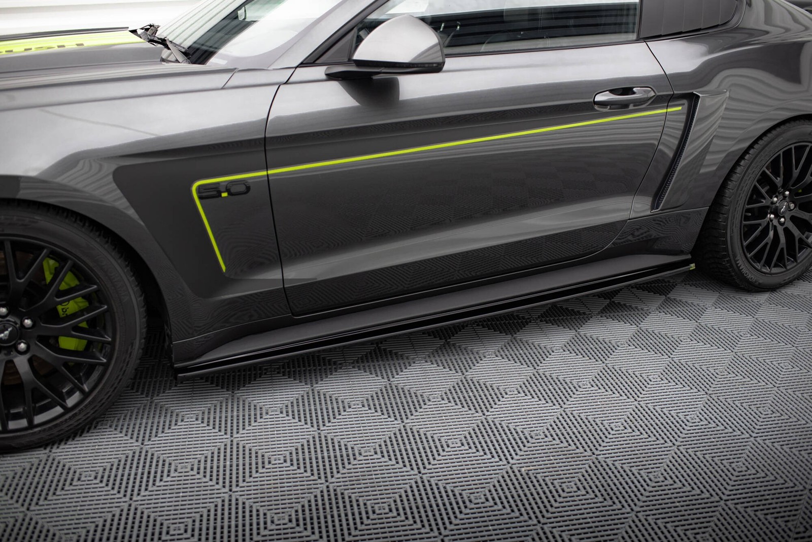 Bas de caisse Maxton noir brillant tuning Ford Mustang GT Mk6