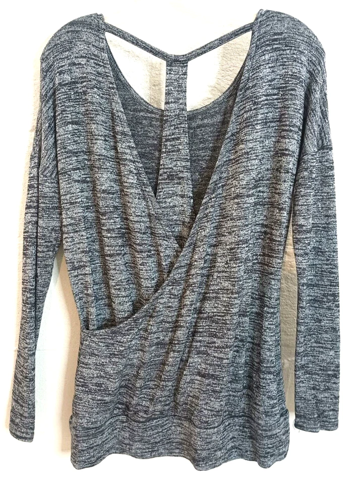 Camisa de yoga Athleta Pose en capas espalda abierta manga larga talla XS gris jaspeado espalda en T Foto 2 de 4