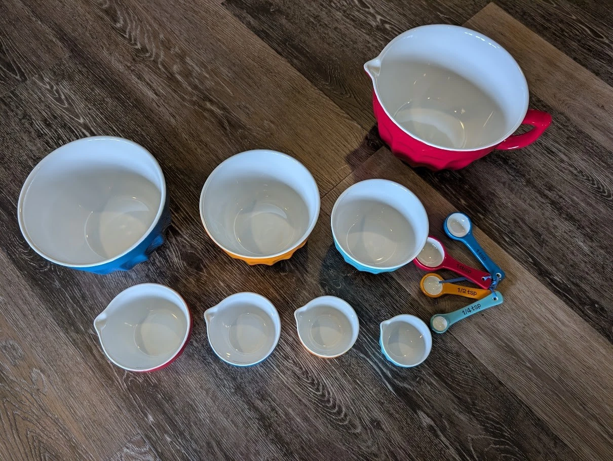 STONEWARE 12 PIECE BOWL, MEASURING CUPS, AND MEAUSRING SPOONS SET