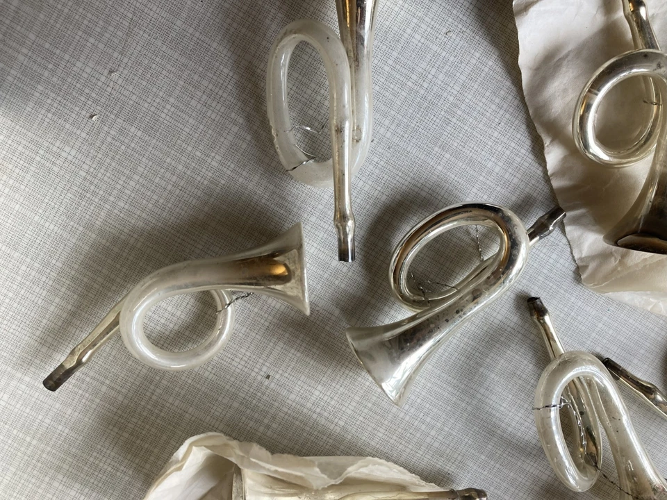 Christbaumschmuck (alt) - Trompeten - 13 Stück - weiss / silber - 8,5 cm - Image 4 of 4