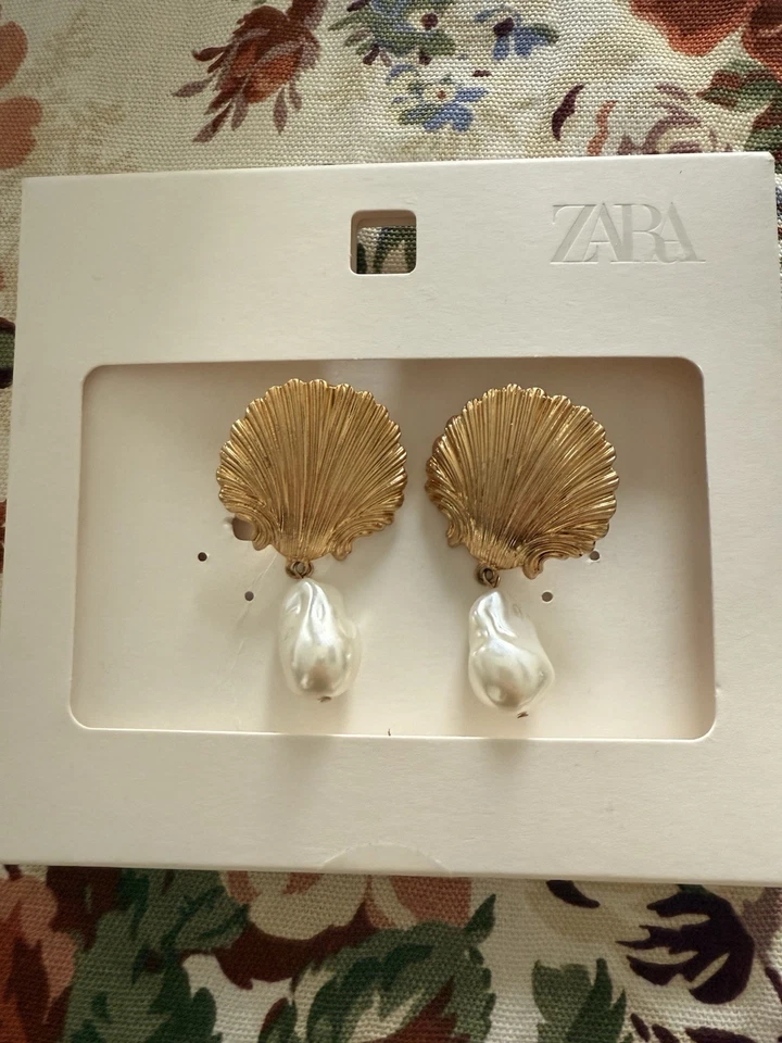 Pendientes colgantes ZARA mujer imitación perlas y concha marina con textura dorada playa costera Foto 2 de 4