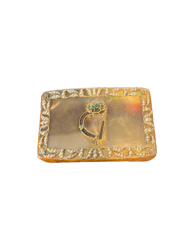 Irish burl walnut snuff box with gold lid