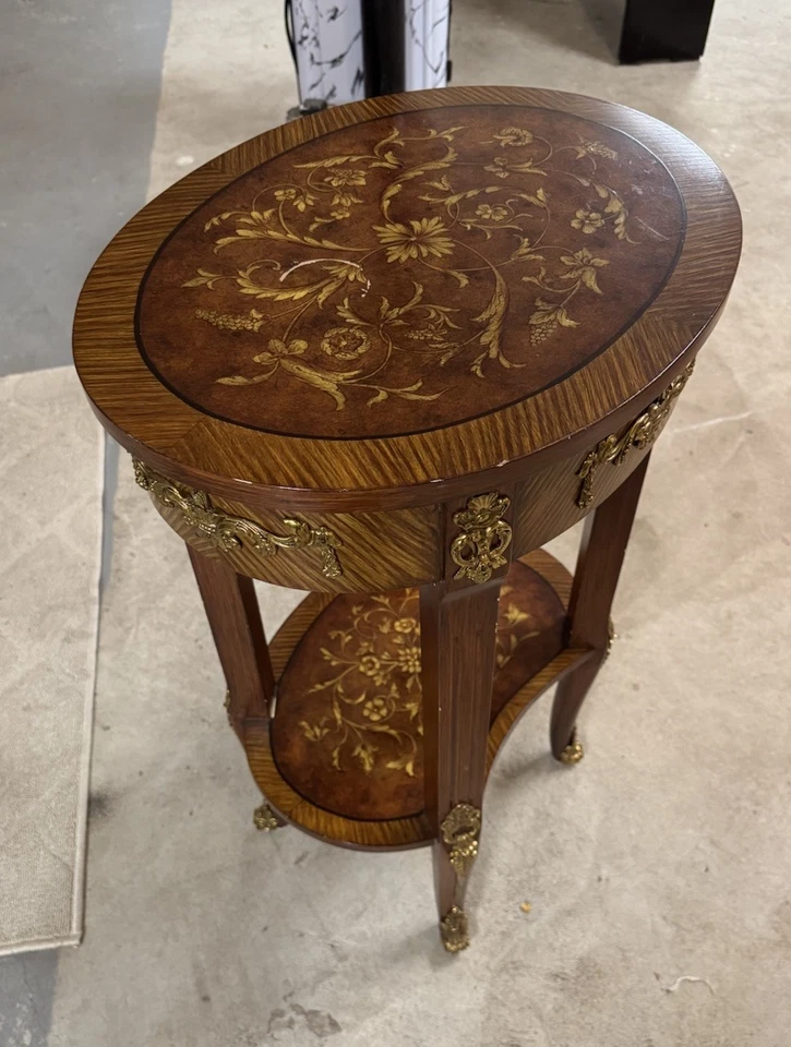 Mesa auxiliar de centro vintage francesa estilo Luis XV tallada en nogal y madera satinada Foto 2 de 4