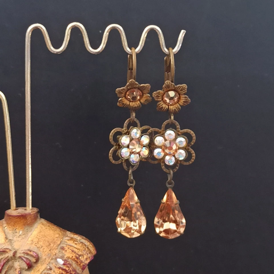 Pendientes Michal Negrin Beige Delicadas Flores Filigrana Cristales Aurora Boreal Foto 2 de 4