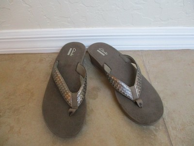 clarks silver flip flops