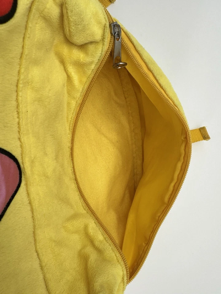 Mochila Pokemon Big Boys Peluche Pikachu 16"" Con Orejas con Cable, Amarilla Foto 4 de 4
