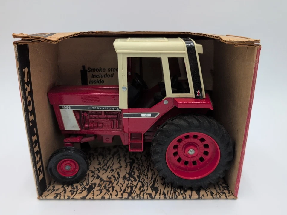 1/16 Ertl Farm Toy International 1086 Tractor Wide Front #3 - Image 2 of 4