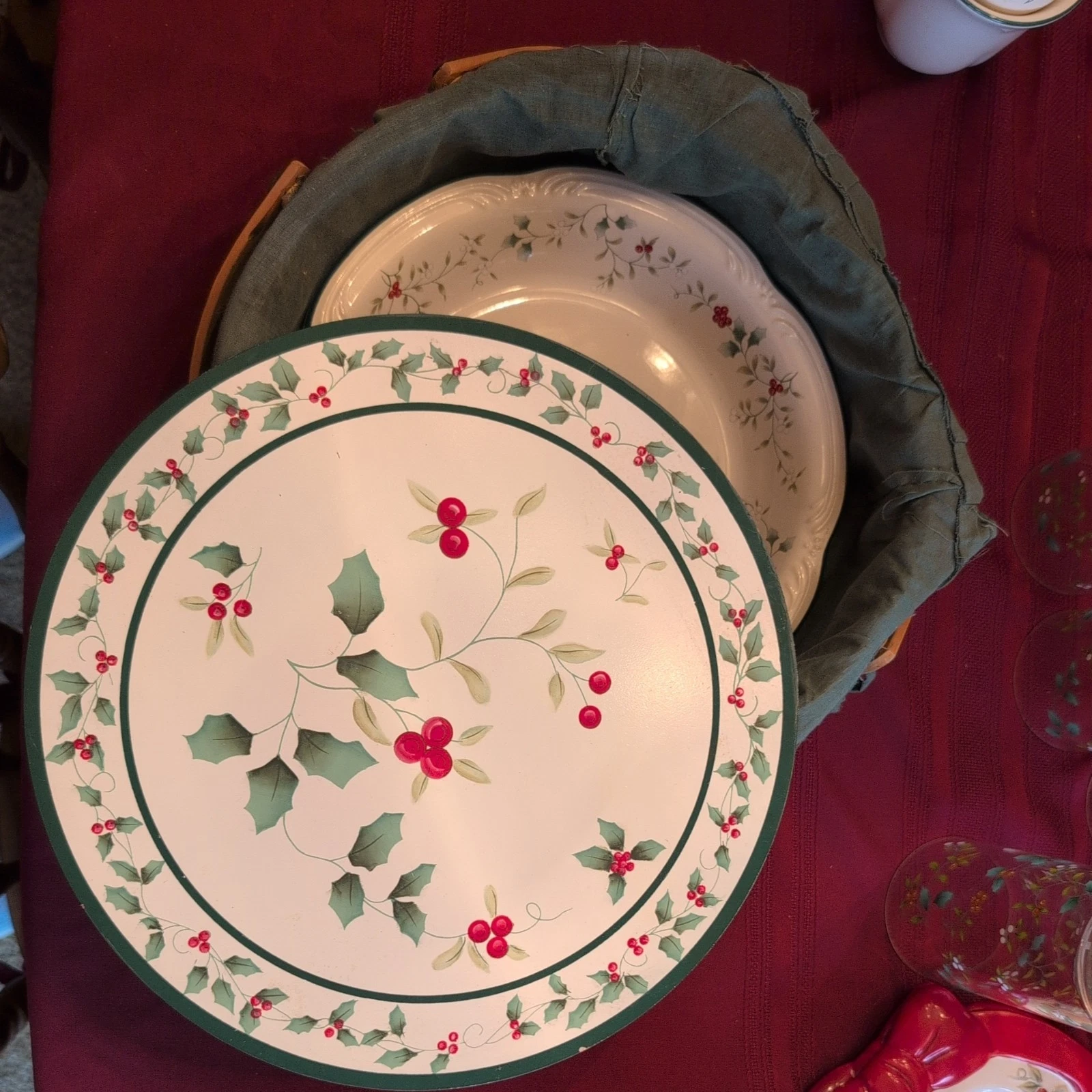 Pfaltzgraff Winterberry Pie Plate 10.5inch w/ Basket and Trivet