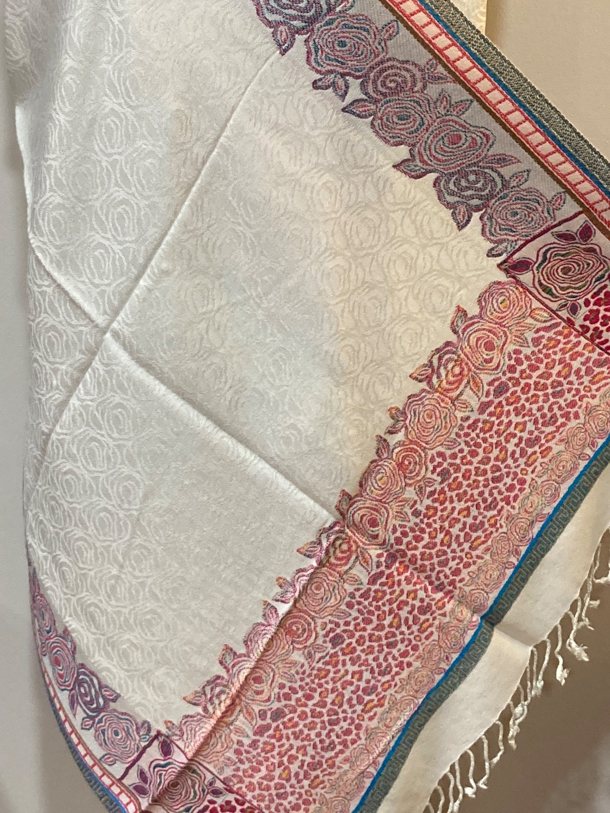 White Pashmina with Jacquard type pattern