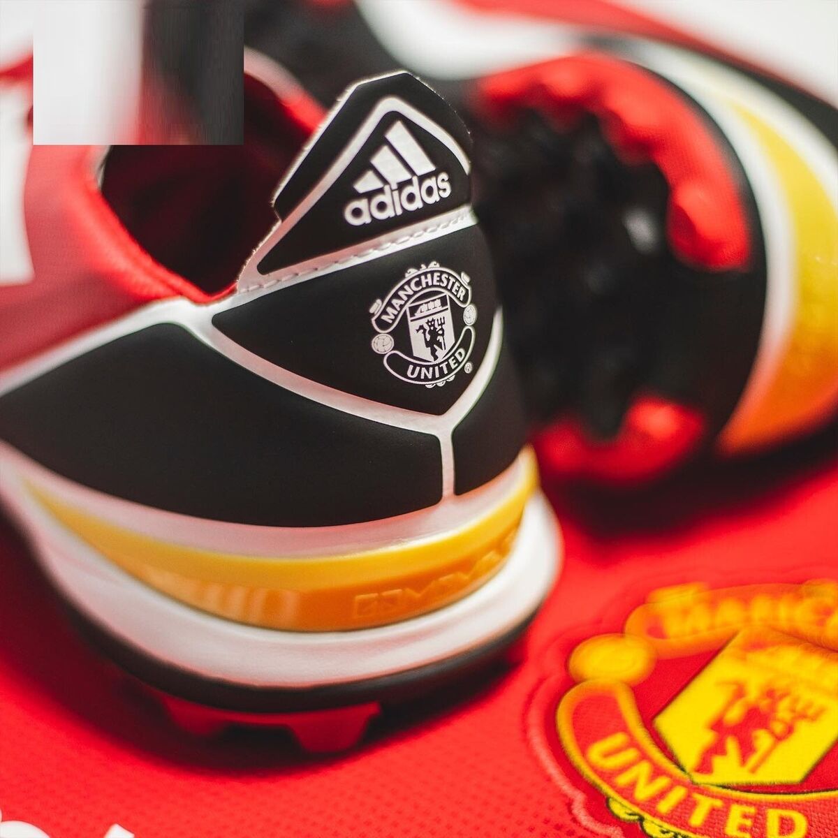 Manchester United Adidas Gamemode Turf shoes GY7546 BNWT Manchester United Adidas Gamemode Turf shoes GY7546 BNWT