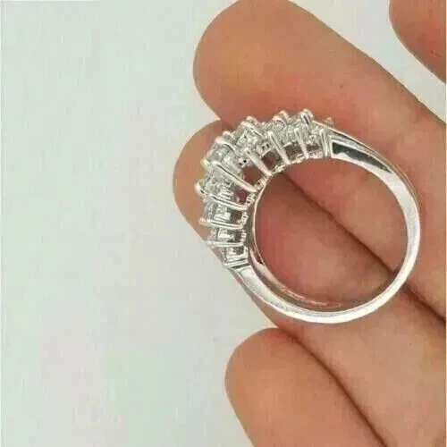 Anillo de compromiso con racimo de diamantes de corte redondo de 3 quilates enchapado en oro blanco de 14 quilates Foto 2 de 3