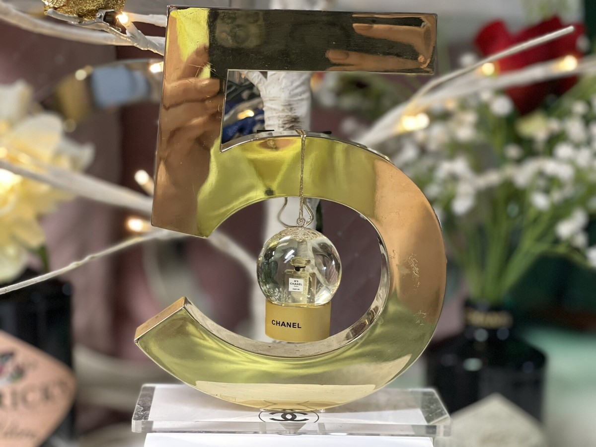 CHANEL GOLD NO 5 CHRISTMAS ORNAMENT SNOW GLOBE SNOWBALL NEW IN BOX