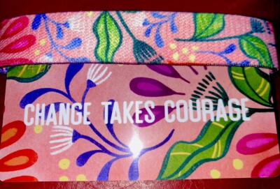 Zox Single Change Takes Courage Flower Strap In Medium mit Zitat auf Karte  