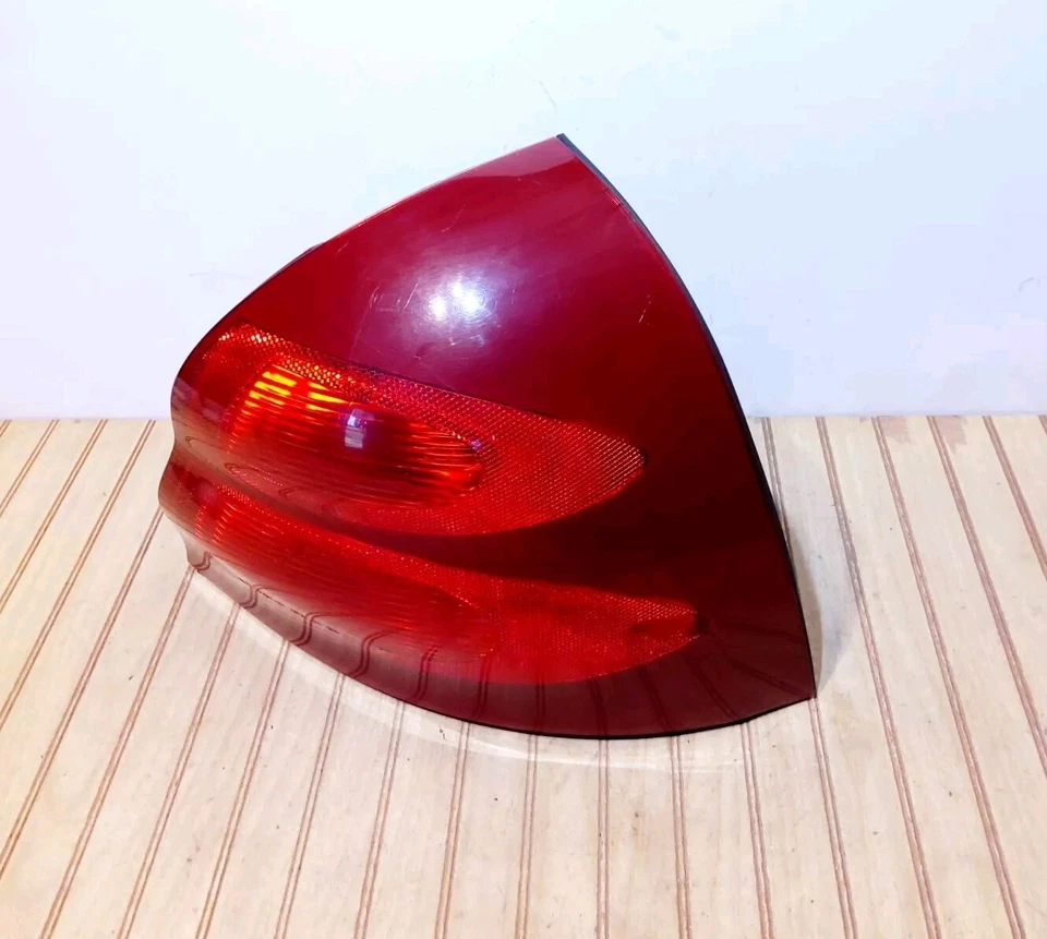 2004-2008年庞蒂亚克大奖赛乘客(RH)尾灯四分之一面板Mtd磨损 — 第 3/4 张图片