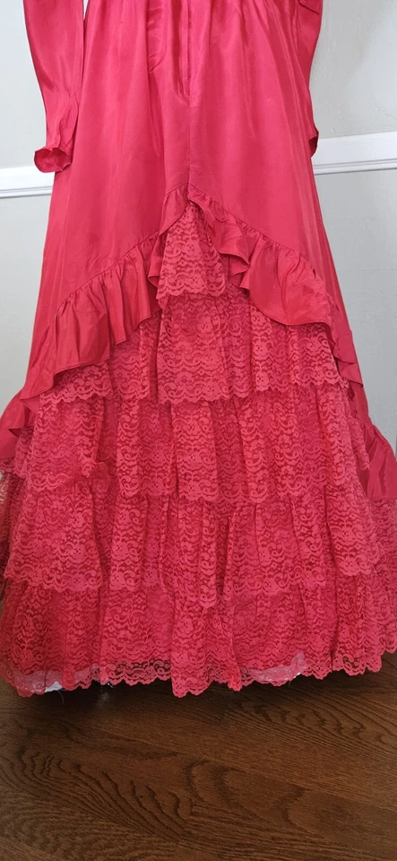 Vestido de graduación vintage de la Cruz Roja de los años 70 con corpiño y volantes. MKD talla 7/8 como en la foto Foto 4 de 4