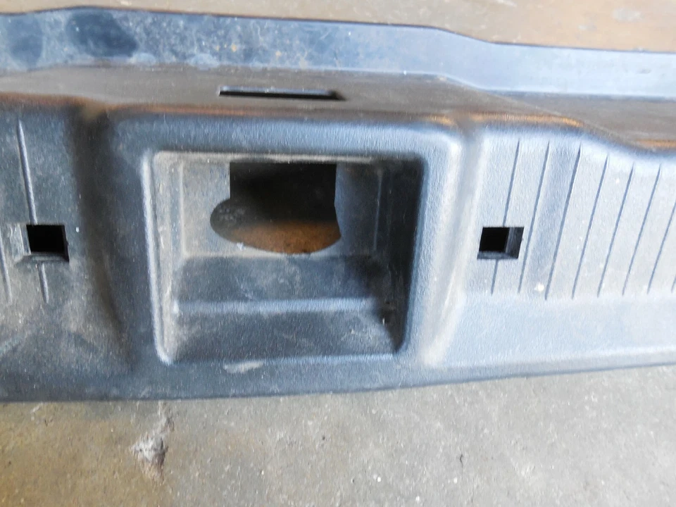 00-06 Mercedes Benz W220 S500 Cerradura de maletero Cubierta de umbral Panel envolvente Cubierta de umbral Foto 3 de 4