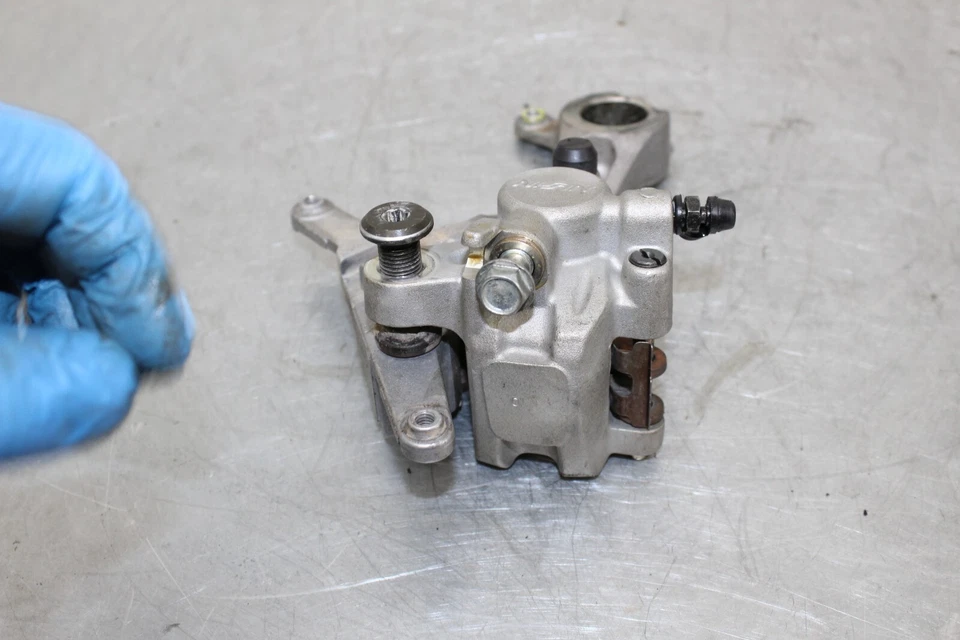 2006 04 - 06 铃木 RMZ250 RMZ 250 原始设备制造商后背制动钳支架 RMZ-250 — 第 3/4 张图片