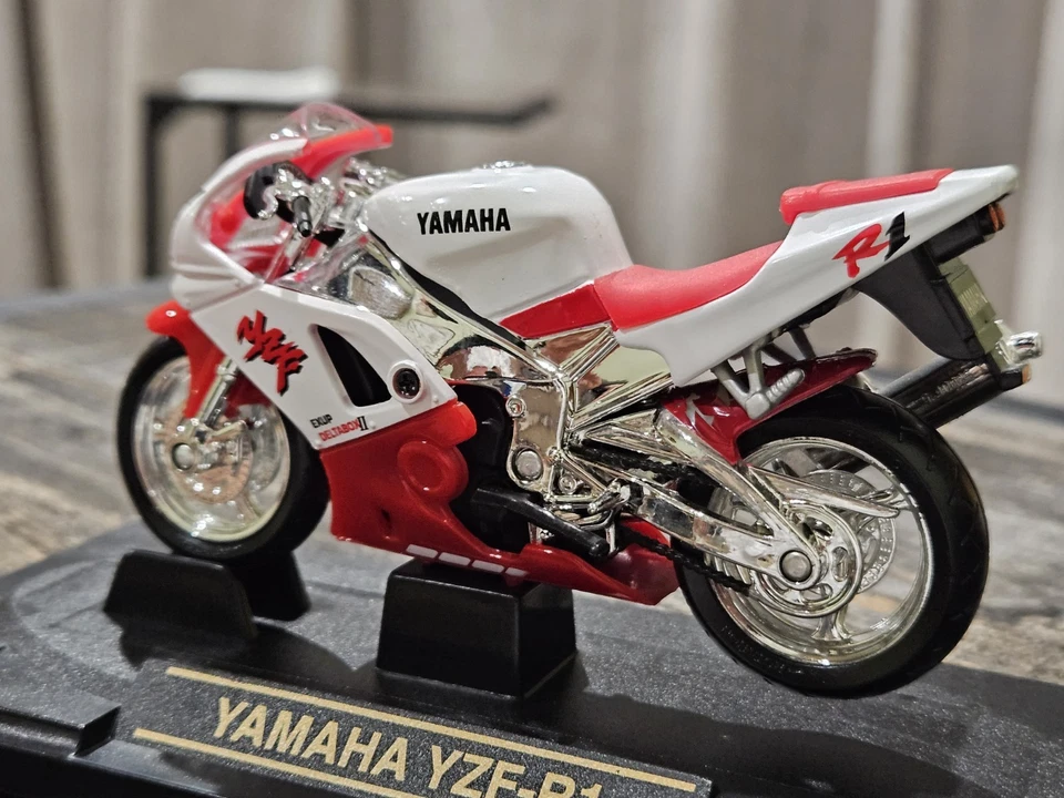 ROAD SIGNATURE Yamaha YZF-R1 1:18 Scale Die-Cast Motorcycle - Image 4 of 4