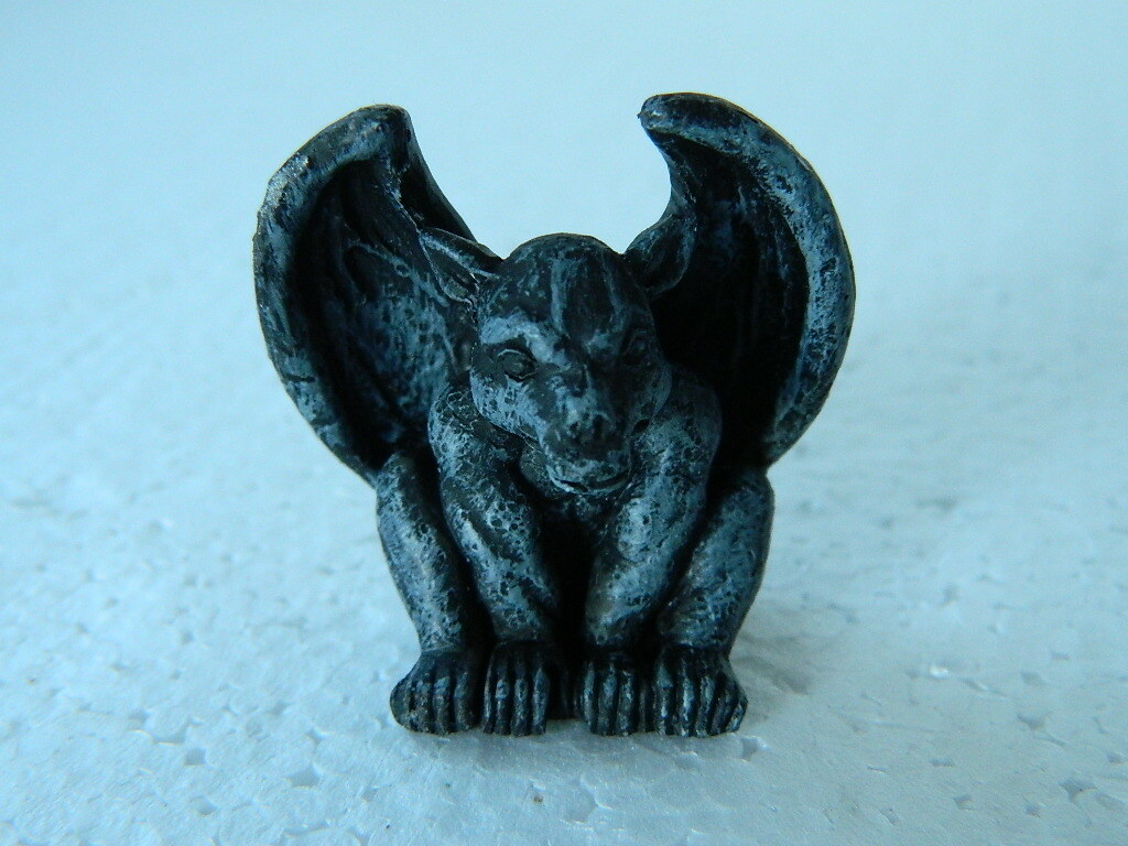 (G1.4) 1/12TH SCALE DOLLS HOUSE GOTHIC RESIN GARGOYLE