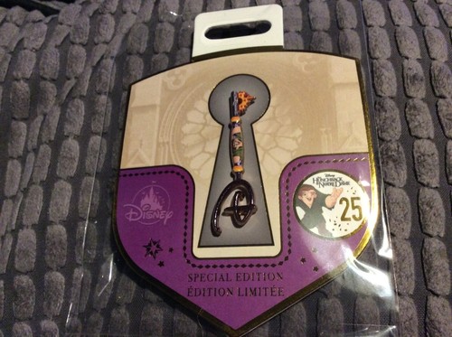 Neu Disney Store Glöckner Notre Dame 25. Jahrestag Eröffnungszeremonie Schlüssel Pin - Bild 1 von 5