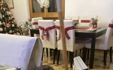 Tavolo allungabile Nero Effetto Legno + 6 Sedie Con Fodera Di Lino Grezzo Beige