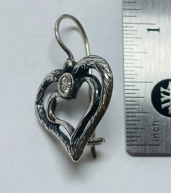 Pendientes Shablool Didae de plata de ley 925 martillados con doble corazón circonita cúbica Foto 4 de 4
