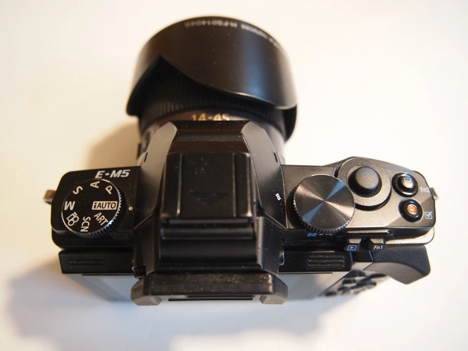 Olympus OM-D E-M5 Mark I – inkl. Panasonic 14–45mm Objektiv & Batteriegriff - Bild 3 von 4