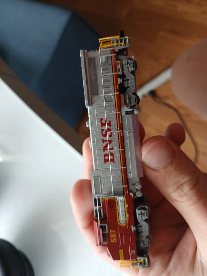 N Scale Atlas Bnsf Fakebonnet B40-8w#557 With Dcc(silent) Runs Well - Image 2 of 4