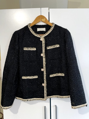 Schwarze Damenjacke für Frühlings- und Herbsttage, weiche Textur mit schimmernde