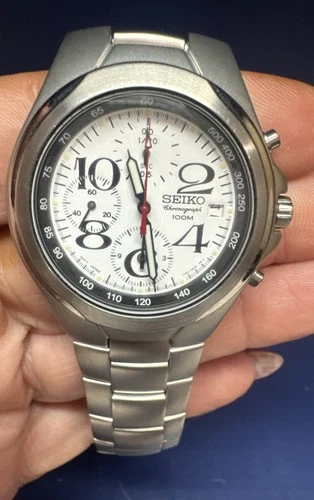 Vintage Unisex Seiko Chronograph Silvertone 39mm Quartz 7” Watch Needs Battery