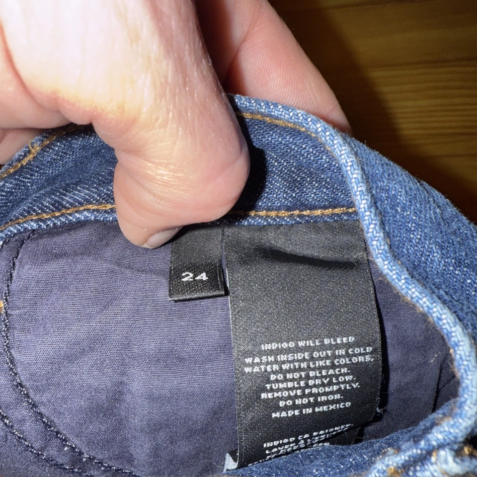 Pantalones cortos de mezclilla marca J talla 24 borde crudo  Foto 3 de 4