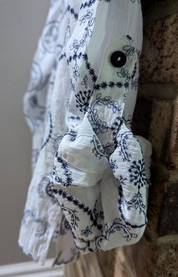 Figueroa & Flower White Blue Floral Embroidered Button-Up Shirt Size Med Classy!