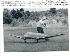 1986 Press Photo Largo FL Gene White & Radio Controlled Aircraft - rkf11777