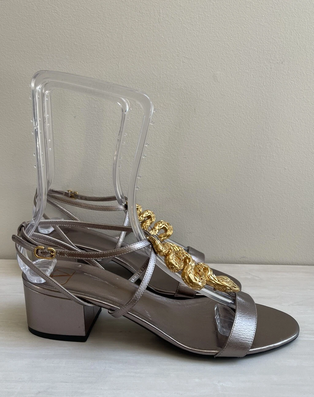 Valentino Garavani Sandali con tacco a blocco serpente in pelle argento bronzo 40