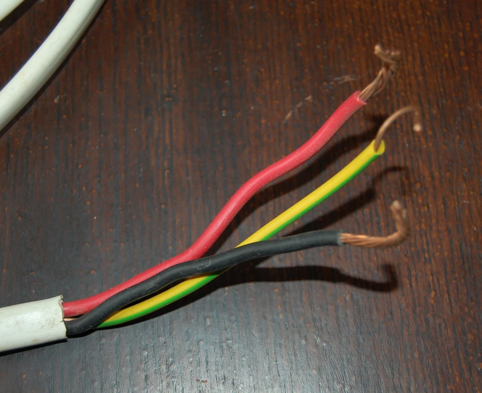 White 2.6m long OLD COLOURS Twin & Earth 6mm Electrical Cable 6242Y BS 6004 - Image 2 of 4