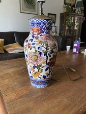 Pied de lampe en faience  de Gien à décor Renaissance sur fond bleu.