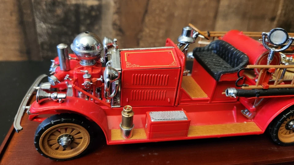 Franklin Mint-1922 Ahrens Fox R-K-4 Pumper Fire Truck 1:32 Precision Models 1990 - Image 2 of 4