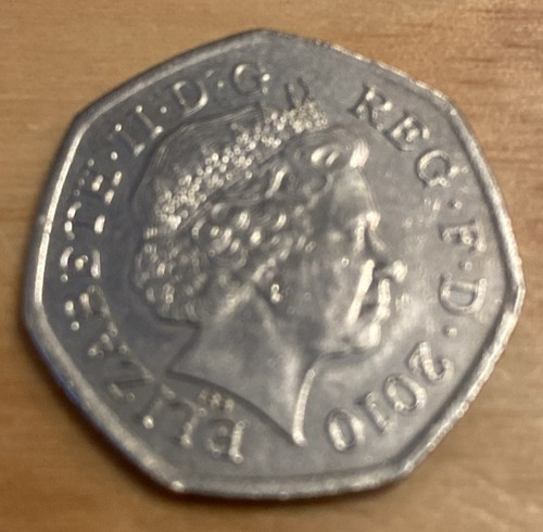 2010 Royal Mint 100 Years Of Girl Guides - UK Circulated 50 Pence Good Condition - Picture 2 of 2