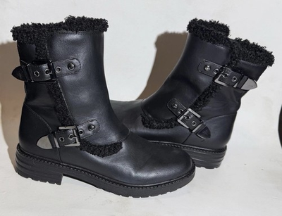 #ad GBG Los AngelesWomen#x27;s Garit Lug Sole Furry Boot Size 7 $65.00